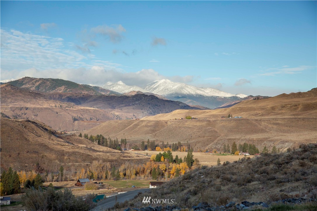 16 French Creek Road Pateros, WA 98846 - Photo 35 of 37 a view of a city with mountains in the background