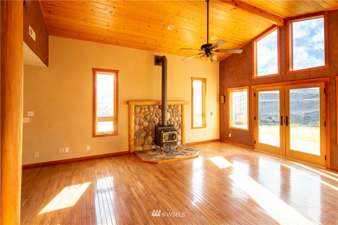 16 French Creek Road Pateros, WA 98846 - Photo 5 of 37 a view of an empty room with a window