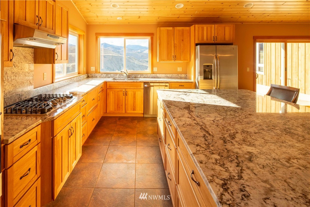 16 French Creek Road Pateros, WA 98846 - Photo 10 of 37 a large kitchen with kitchen island granite countertop a large window and a sink