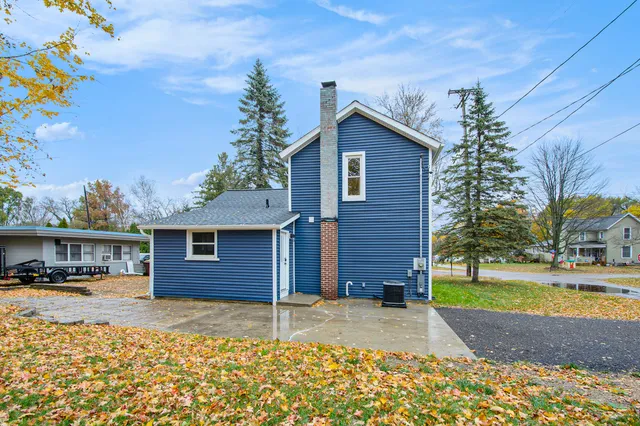 $194,900 | 216 South Center Street, Stockbridge, MI 49285