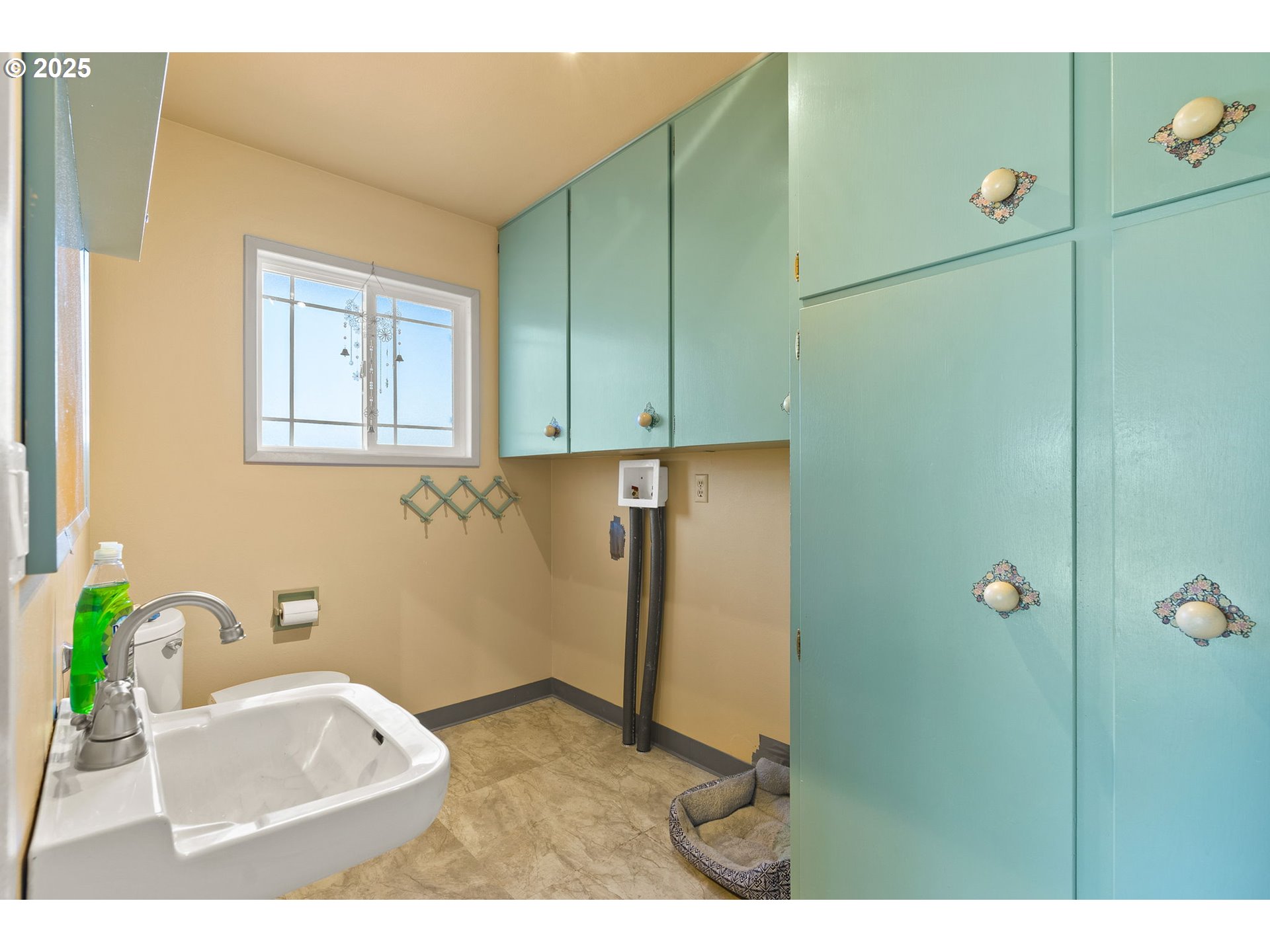 1055 Southeast 214th Avenue Gresham, OR 97030 - Photo 30 of 38 a bathroom with a sink and a mirror