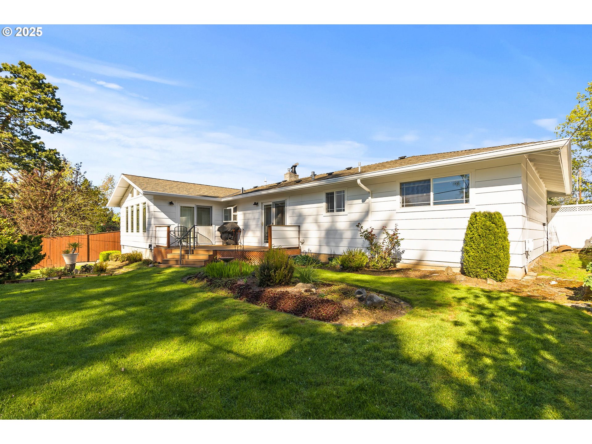 1055 Southeast 214th Avenue Gresham, OR 97030 - Photo 34 of 38 a front view of house with yard and green space