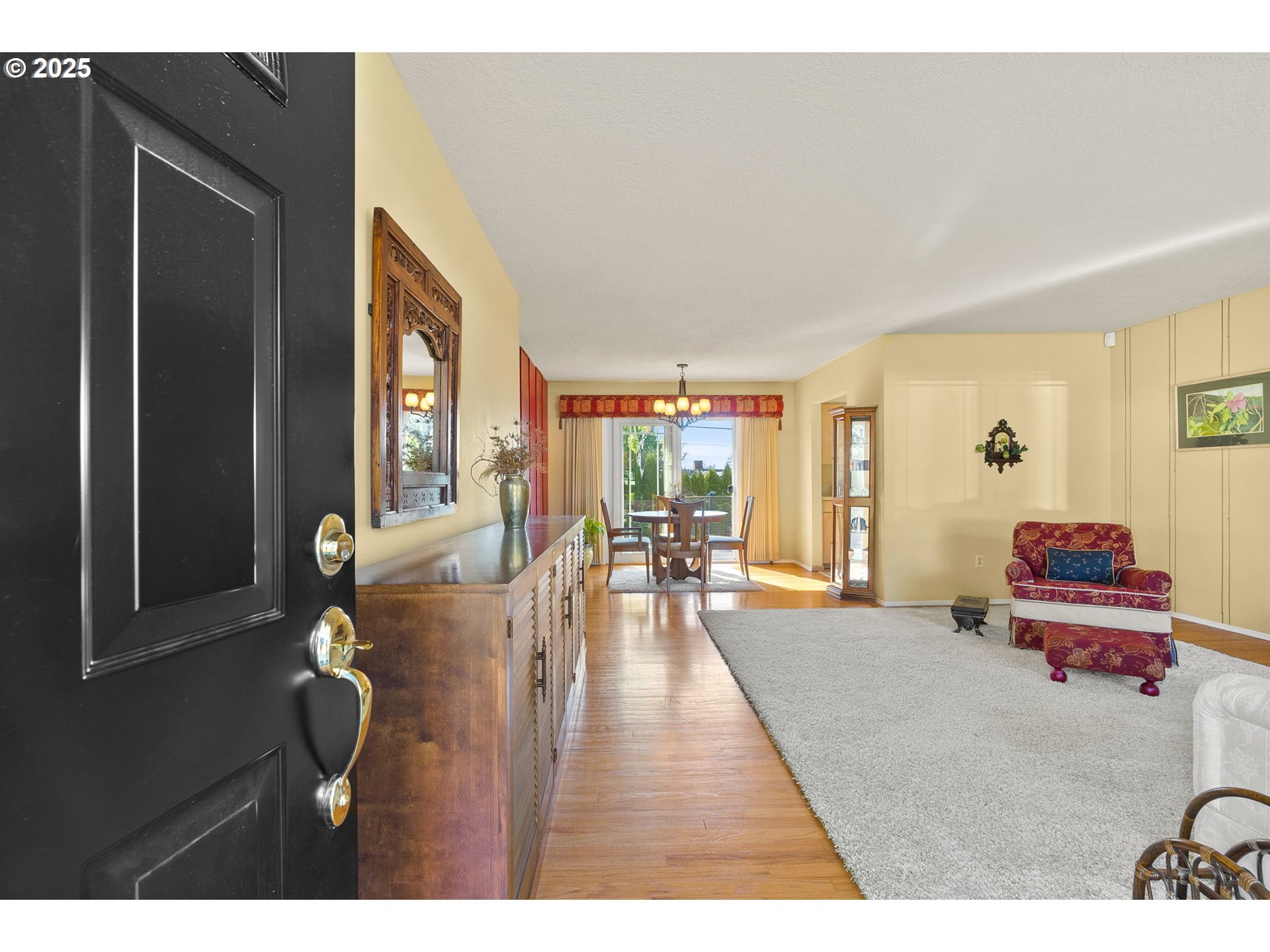 1055 Southeast 214th Avenue Gresham, OR 97030 - Photo 7 of 38 a living room with furniture and a table
