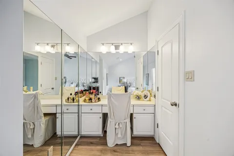 $299,000 | 1223 Fountain View Drive, Unit 124, Houston, TX 77057
