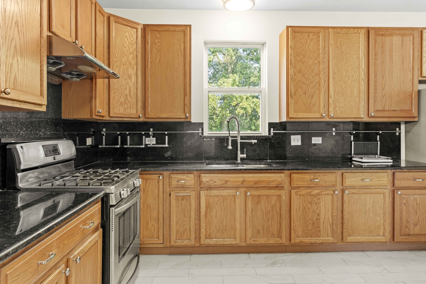1654 Rose Lane Romeoville, IL 60446 - Photo 4 of 38 Gallery Image 4
