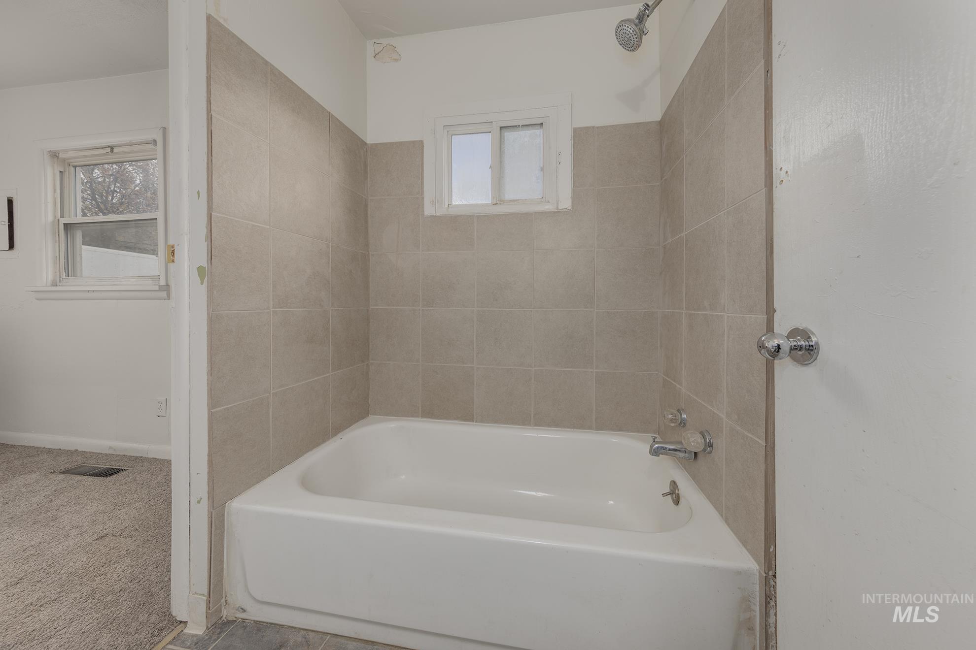 1602 2nd Avenue South Payette, ID 83661 - Photo 13 of 28 Bathroom featuring carpet and bathtub / shower combination