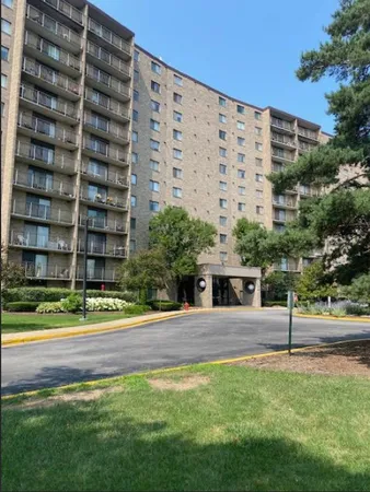 $2,100 | 6340 Americana Drive, Unit 903, Willowbrook, IL 60527