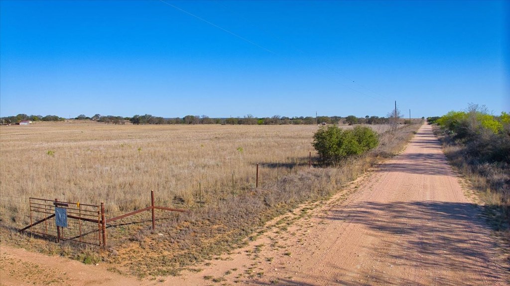 362 Jacoby Lane Hext, TX 76848 - Photo 7 of 36