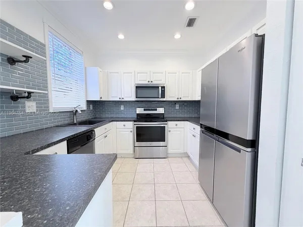 $3,400 | 792 Northwest 170th Terrace, Unit 792, Pembroke Pines, FL 33028