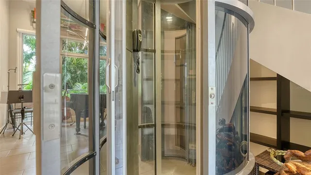 a view of entryway with livingroom view