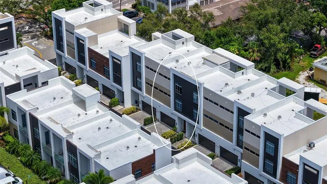 a sign that is sitting in front of a wall