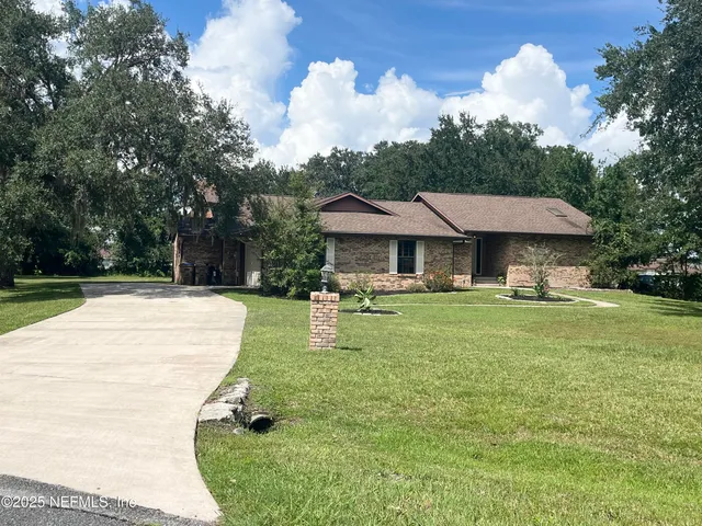 a view of a back yard