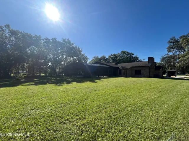 a view of yard with trees