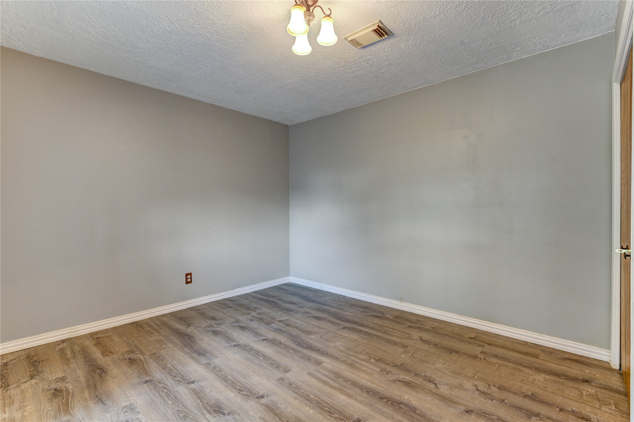 4018 Blalock Road Houston, TX 77080 - Photo 5 of 35 This is what the bedroom look like. 1