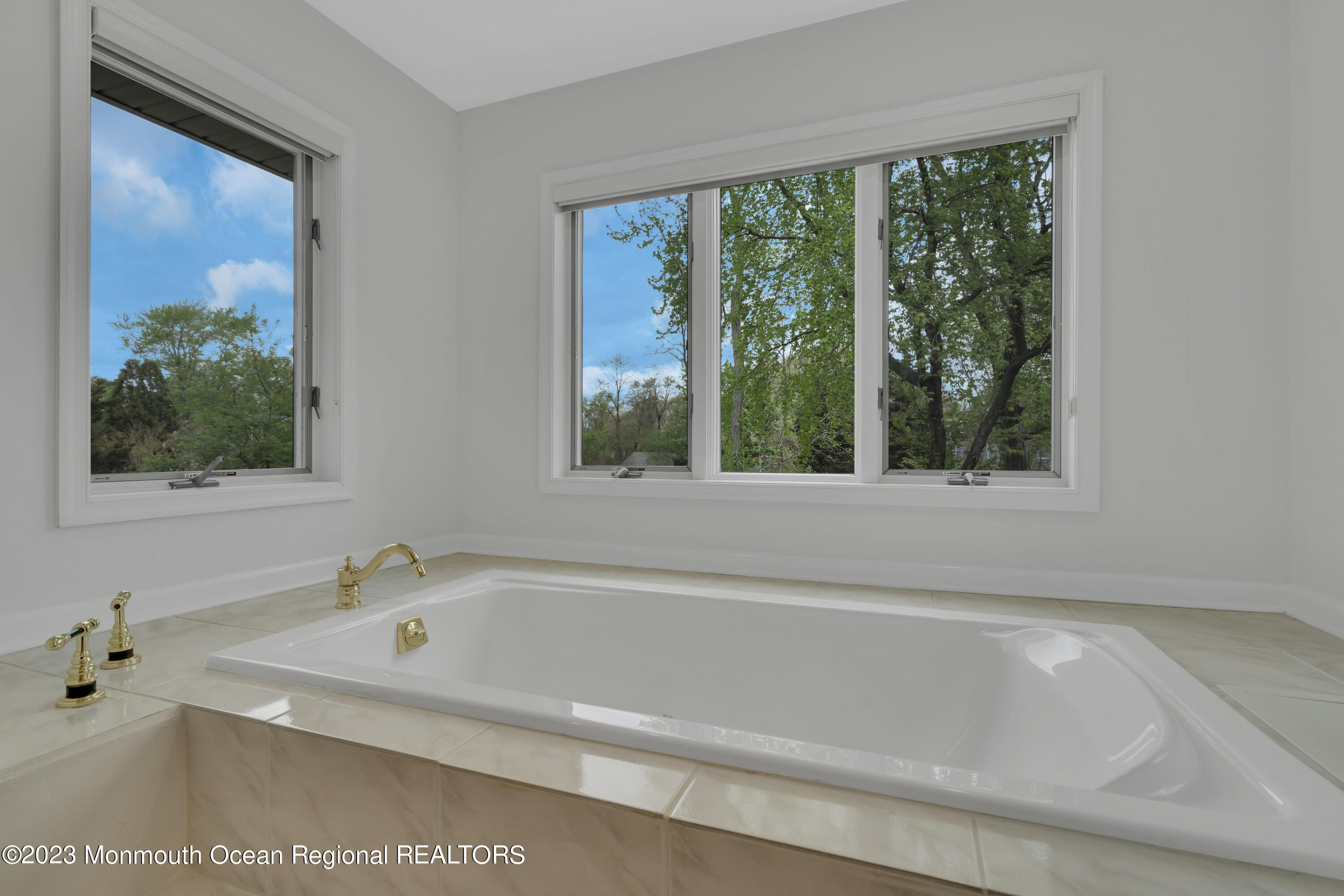 605 Turkey Point Road Brick, NJ 08724 - Photo 37 of 91 Master bedroom jetted tub