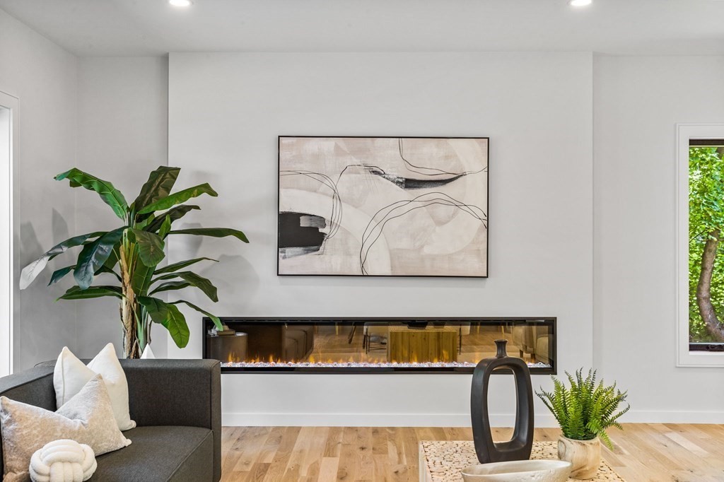 16 Eldridge Court Hingham, MA 02043 - Photo 11 of 41 a living room with furniture and a potted plant