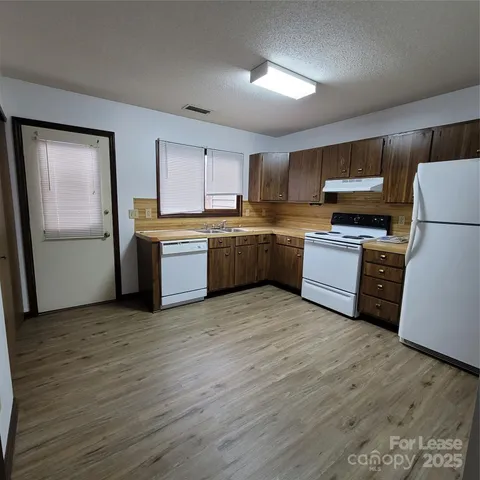 $1,100 | 728 10th St Boulevard Northwest, Hickory, NC 28601