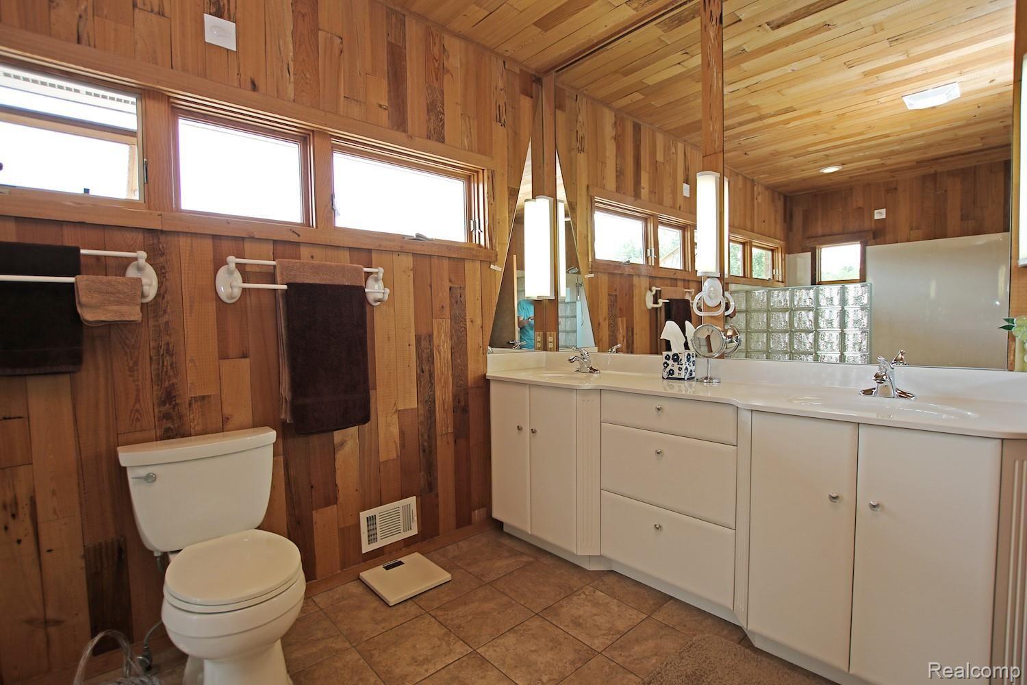 9175 Ridge Road Goodrich, MI 48438 - Photo 31 of 59 31) Master Bath.jpg