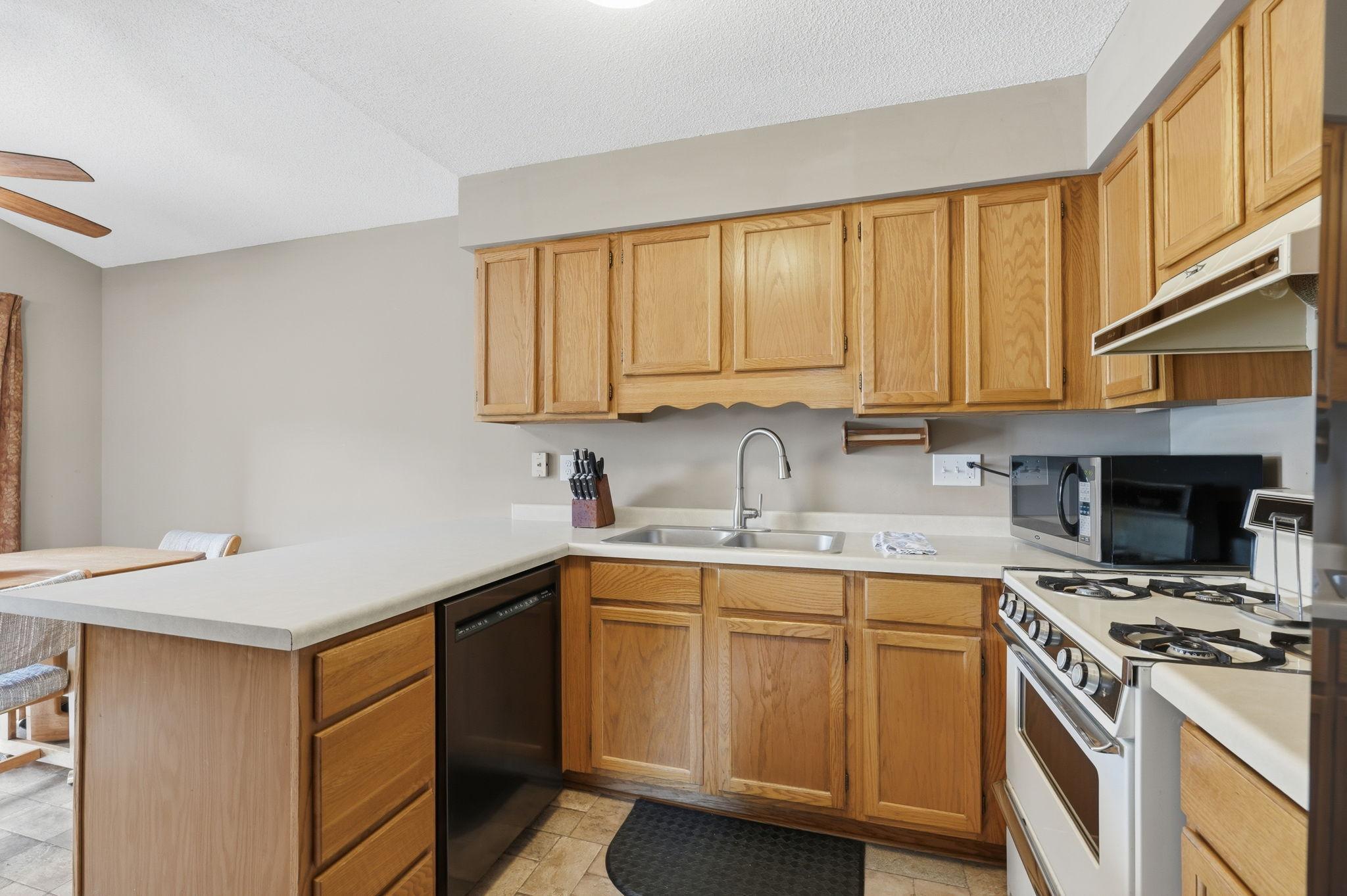 1589 Four Oaks Road Eagan, MN 55121 - Photo 6 of 31