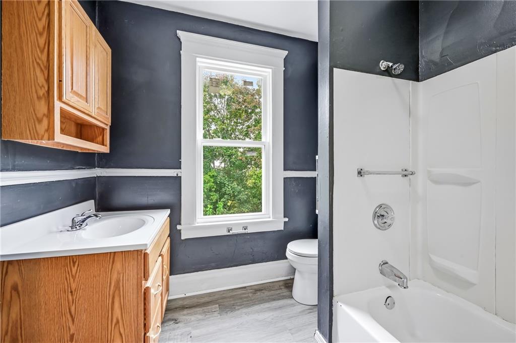 522 Wallis Avenue Farrell, PA 16121 - Photo 20 of 24 a bathroom with a sink a toilet and shower