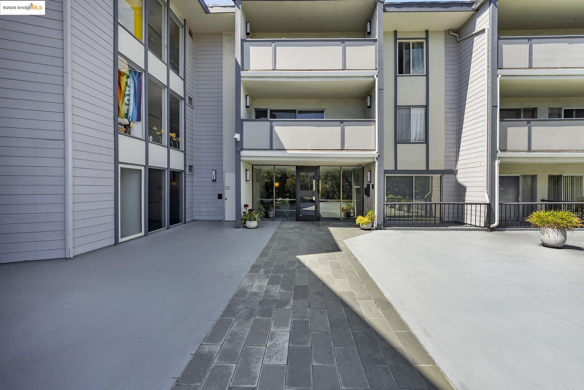 567 Oakland Avenue, Unit 101 Oakland, CA 94611 - Photo 39 of 50