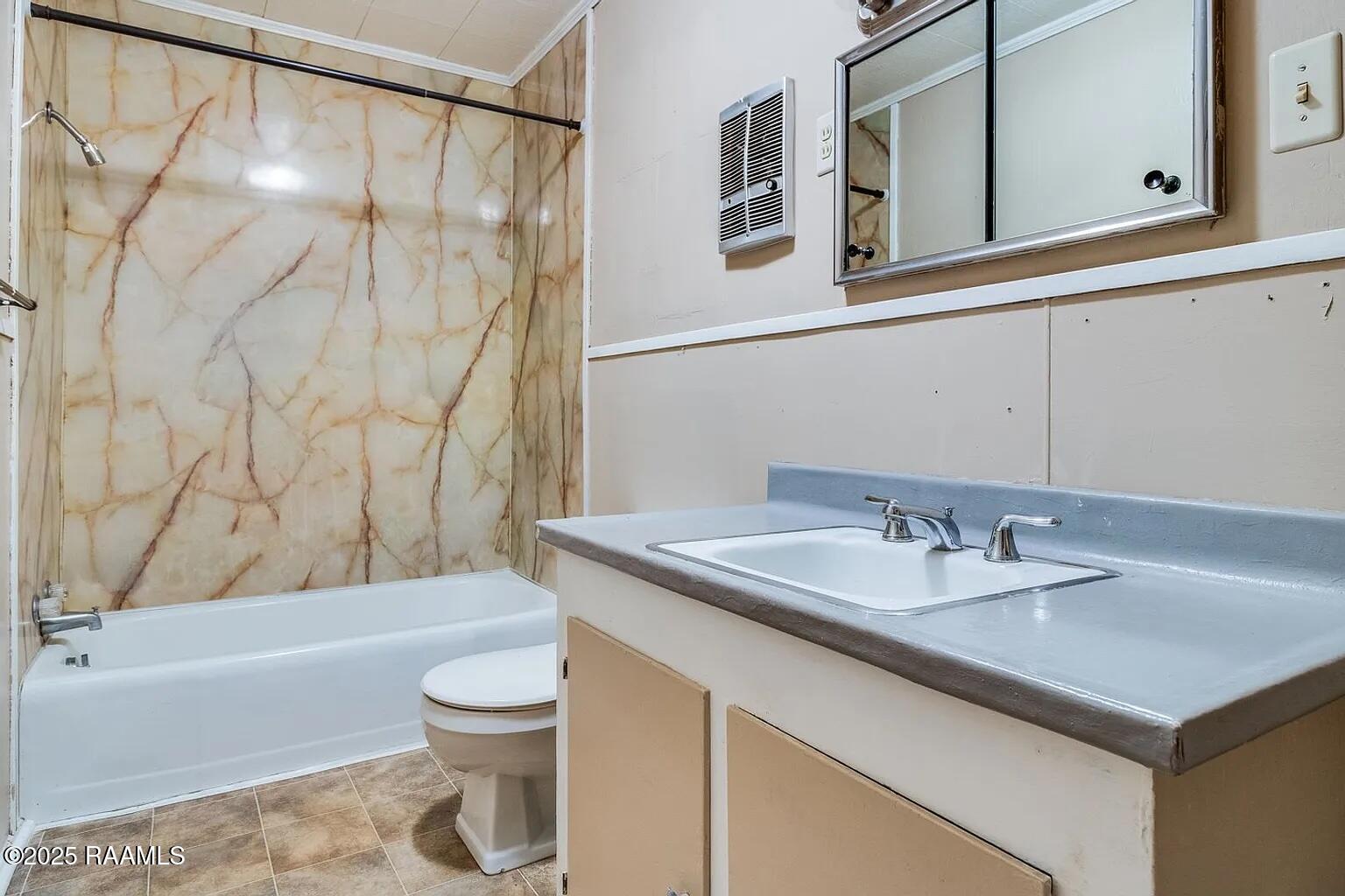 907 Elizabeth Street Scott, LA 70583 - Photo 11 of 14 907 Elizabeth - bathroom