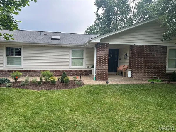 $525,000 | 8 Sunnybrae Court, Ballwin, MO 63011