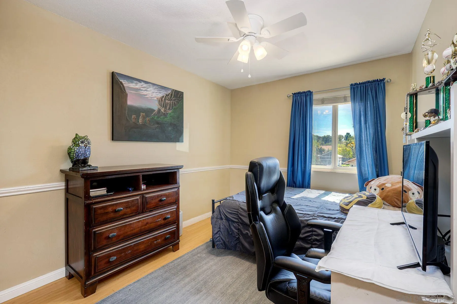 13976 Country Creek Road Poway, CA 92064 - Photo 23 of 40 a living room with furniture and a flat screen tv