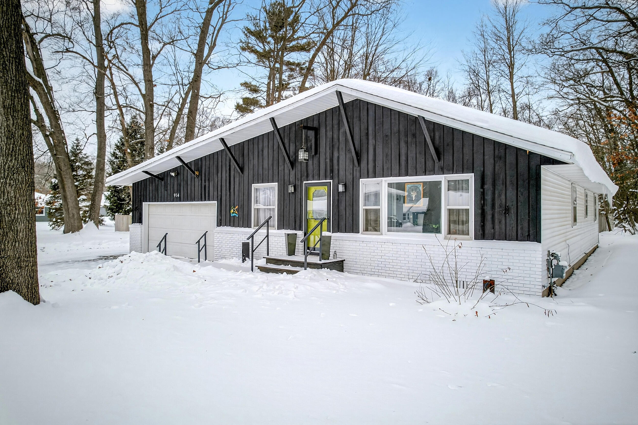 914 Victor Avenue Muskegon, MI 49445 - Photo 1 of 31 34_914 victor-8