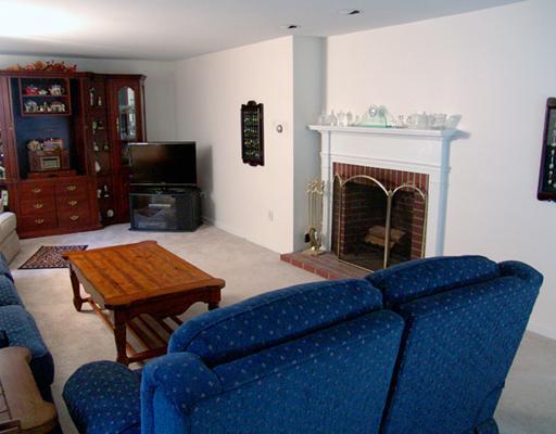 7 Robinhood Road Cape Elizabeth, ME 04107 - Photo 5 of 22 Living Room.
