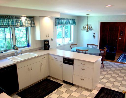 7 Robinhood Road Cape Elizabeth, ME 04107 - Photo 8 of 22 Kitchen.