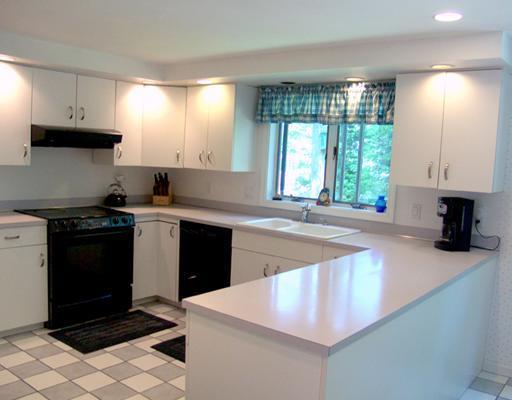 7 Robinhood Road Cape Elizabeth, ME 04107 - Photo 9 of 22 Kitchen.