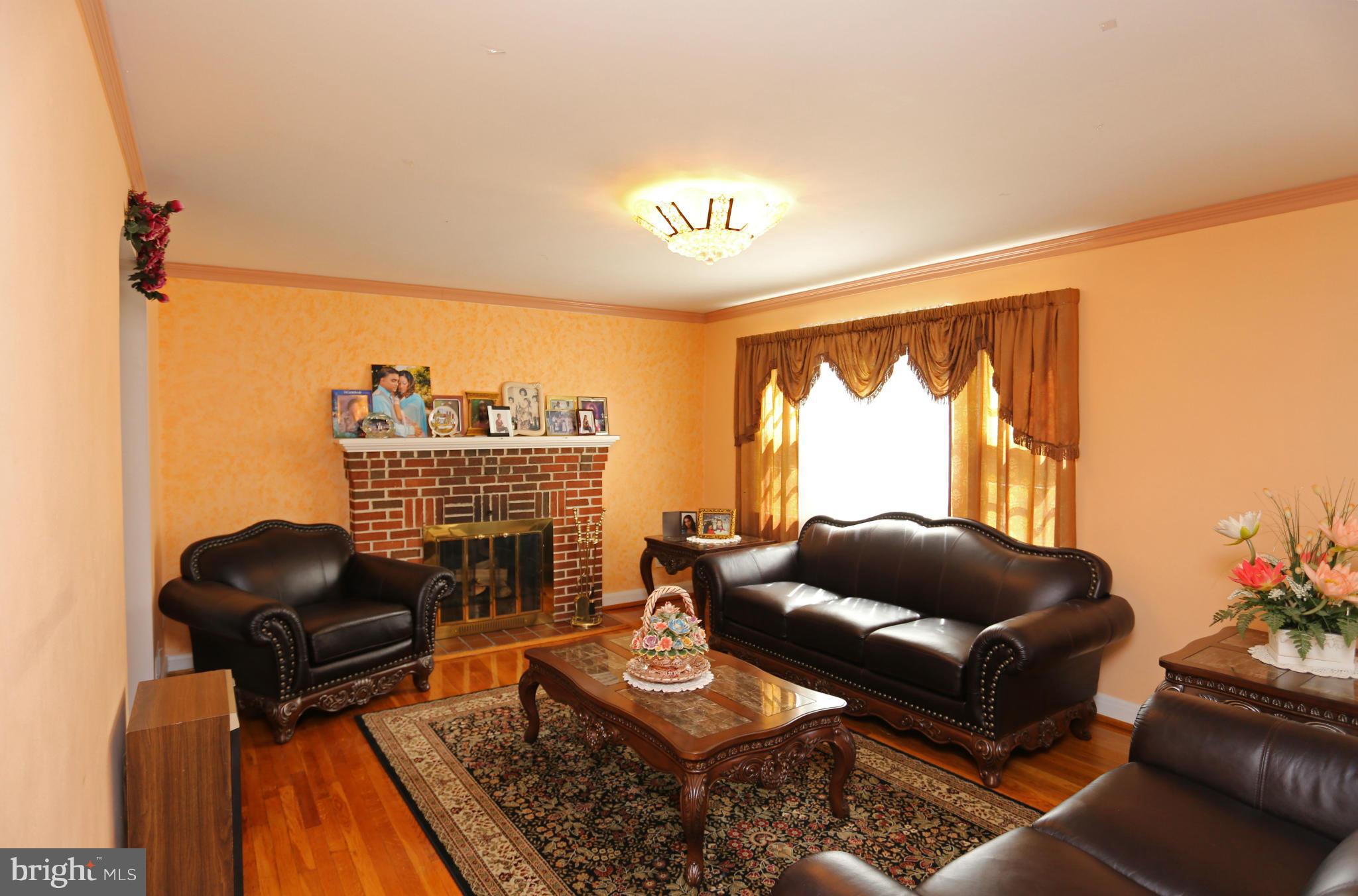 3670 Forest Hill Road Baltimore, MD 21207 - Photo 5 of 22 Living Room