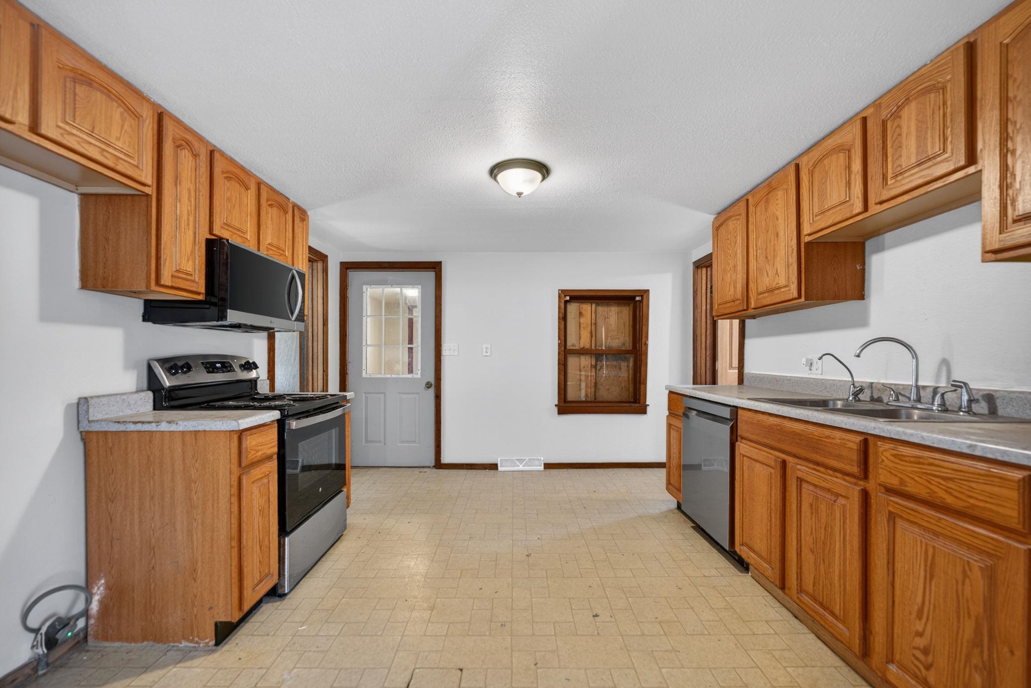 972 East Philhower Road Beloit, WI 53511 - Photo 7 of 29
