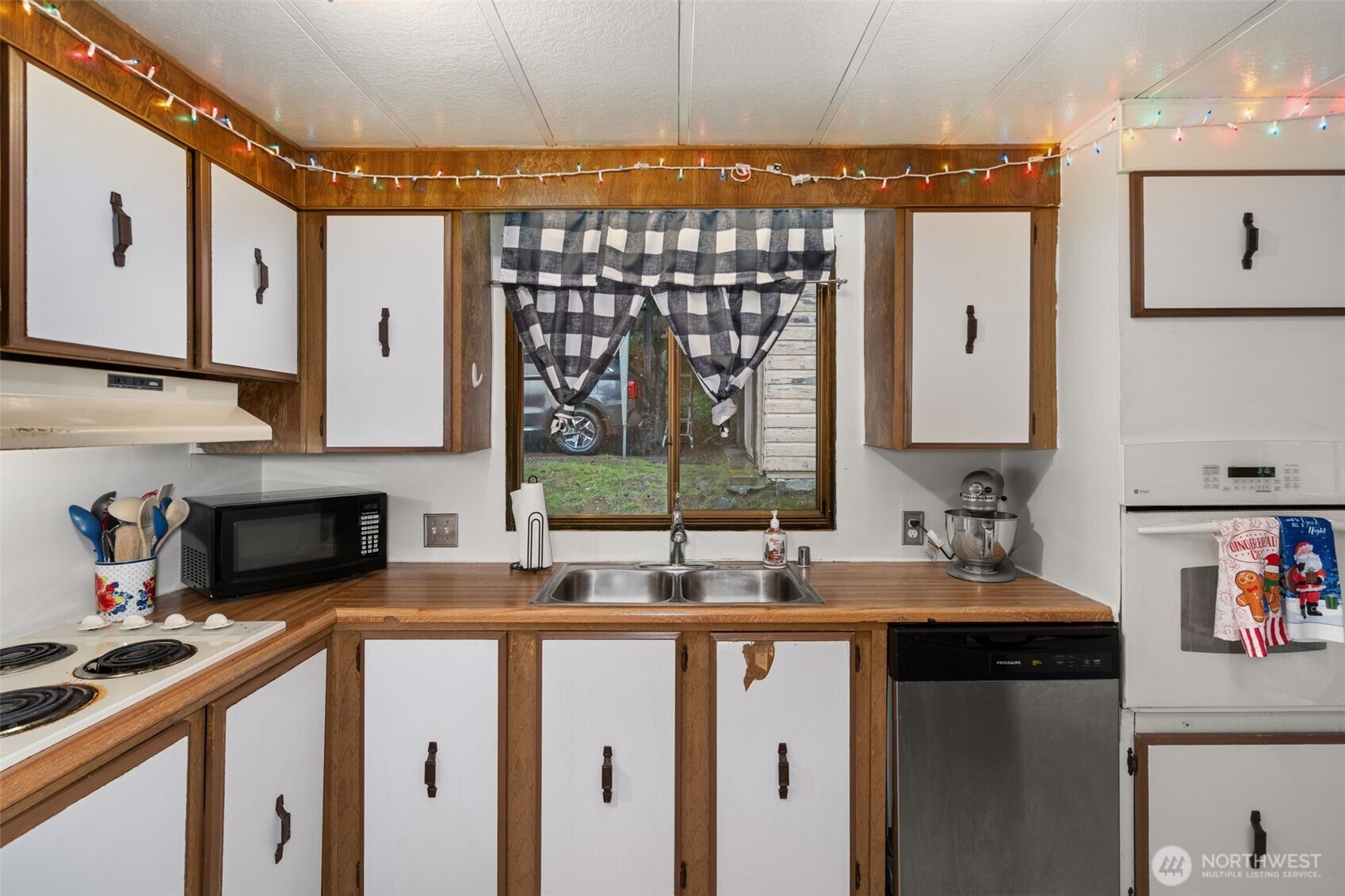 4692 Sherman Heights Road Bremerton, WA 98312 - Photo 11 of 28 a kitchen with stainless steel appliances a sink stove and cabinets