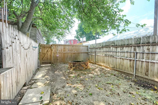 a view of a backyard