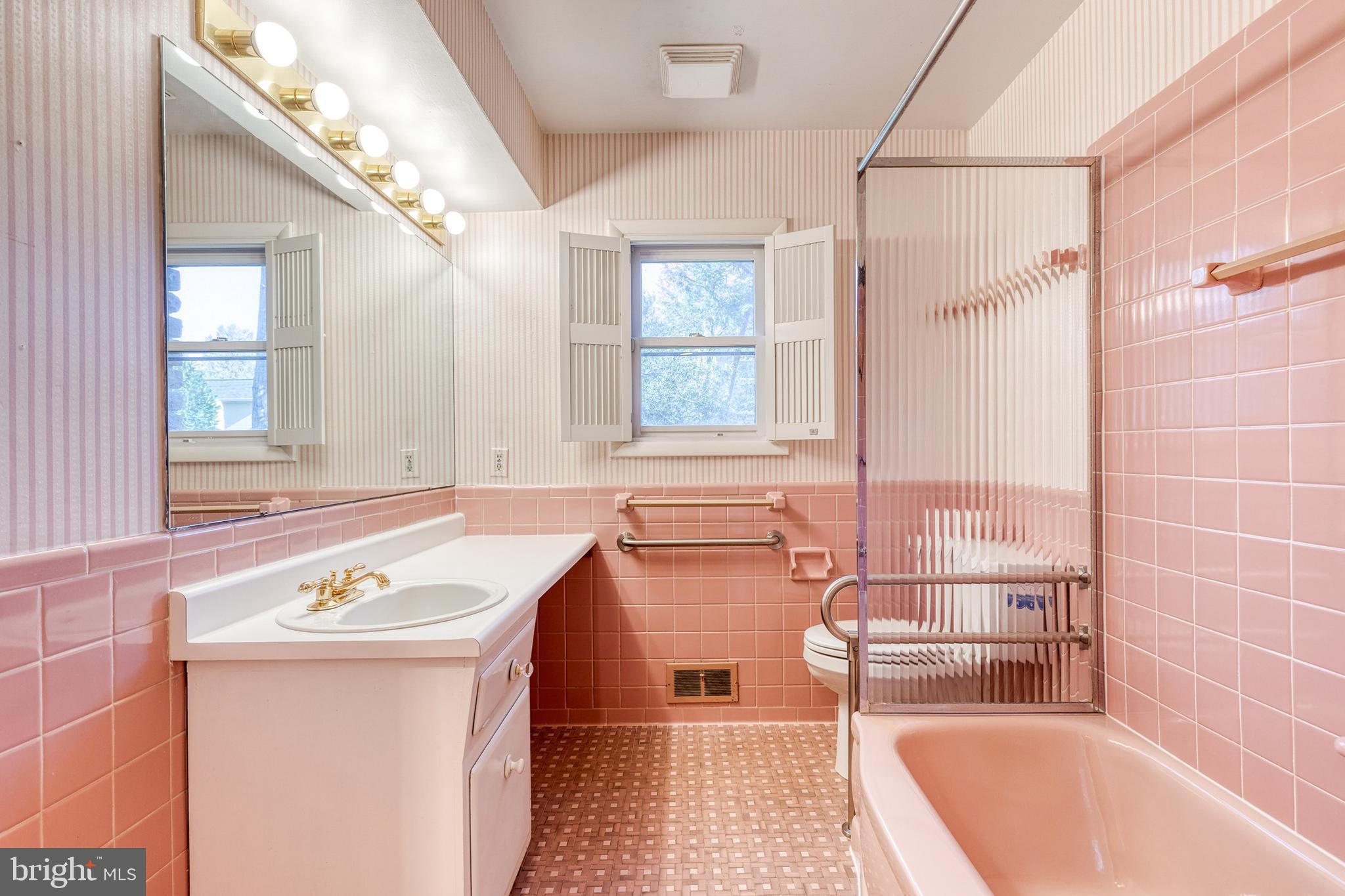 602 Hampton Lane Baltimore, MD 21286 - Photo 32 of 41 a bathroom with a tub a sink and a window