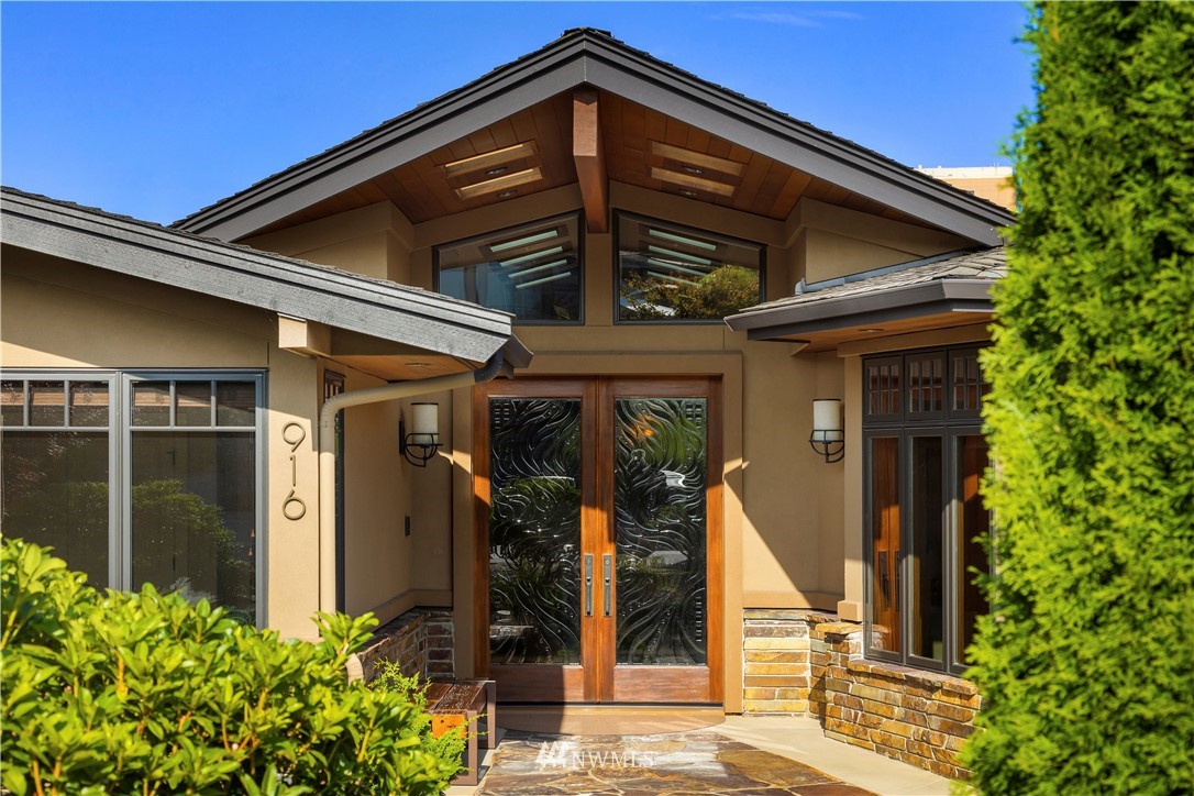916 Belfair Road Bellevue, WA 98004 - Photo 3 of 40 Gallery Image 3