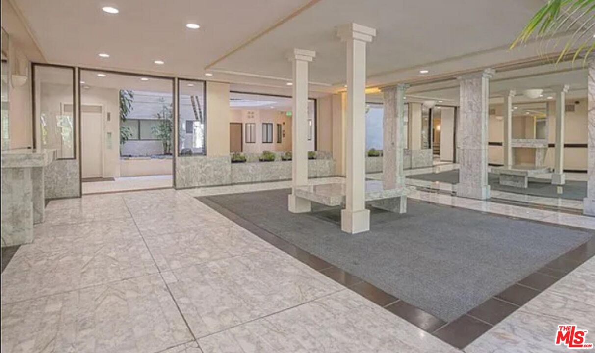 723 Westmount Drive, Unit 203 West Hollywood, CA 90069 - Photo 13 of 17 a room with lots of table and chairs