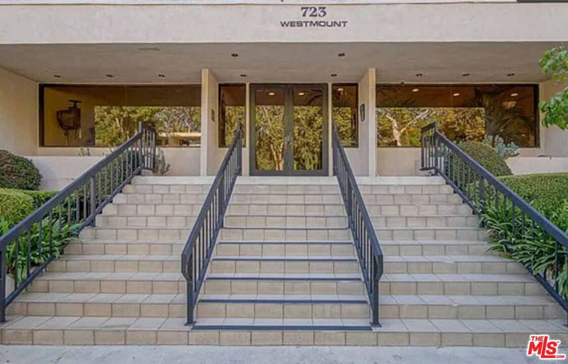 723 Westmount Drive, Unit 203 West Hollywood, CA 90069 - Photo 16 of 17 a view of an entryway