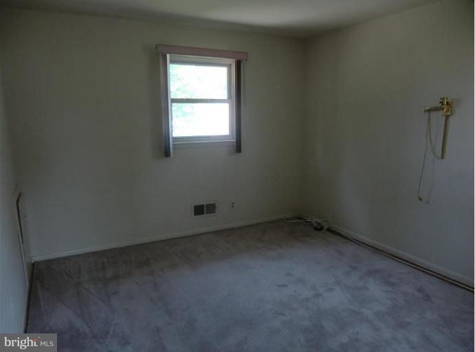 3806 Offutt Road Randallstown, MD 21133 - Photo 14 of 30 an empty room with a window