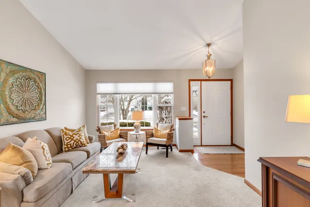 $375,000 | 1216 Darnell Drive, Mundelein, IL 60060