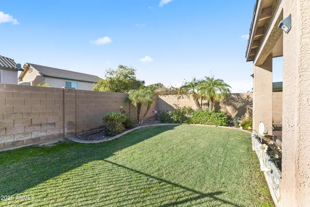 a view of backyard with garden