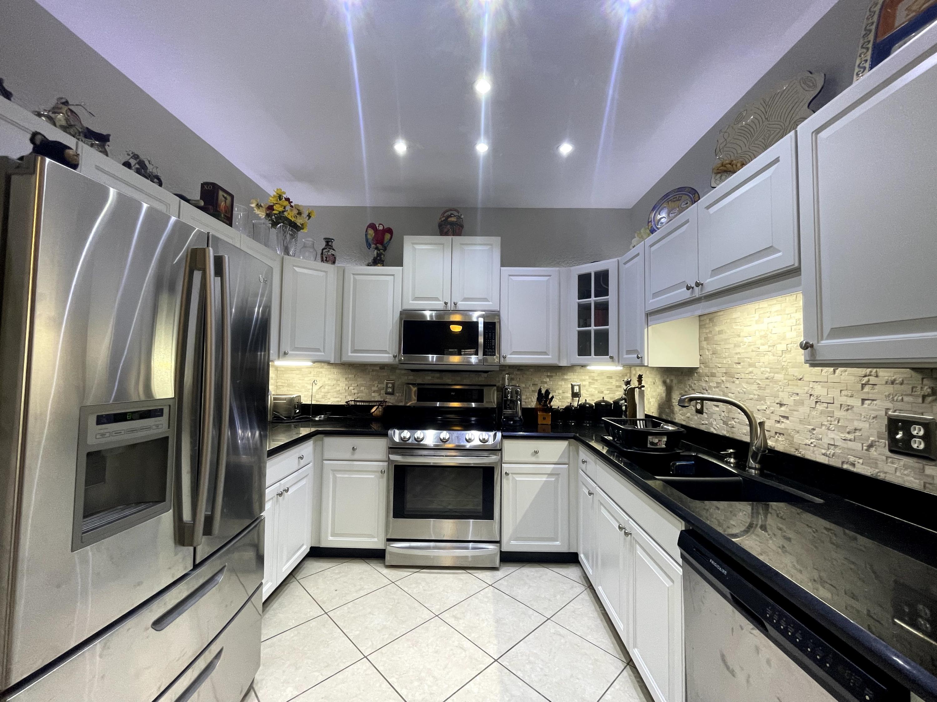 8350 Vía Serena Boca Raton, FL 33433 - Photo 4 of 26 IMG_3973