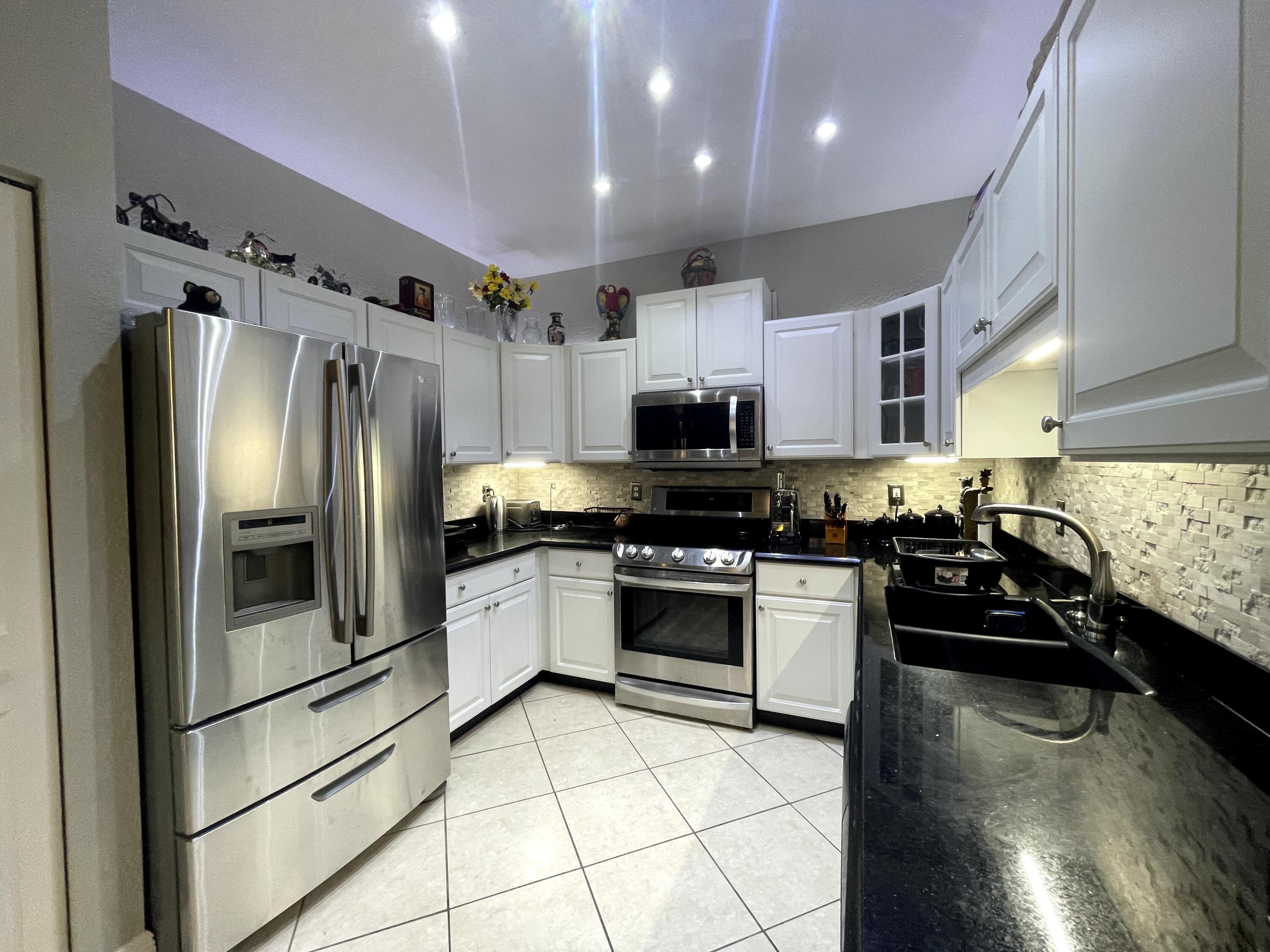 8350 Vía Serena Boca Raton, FL 33433 - Photo 5 of 26 IMG_3972