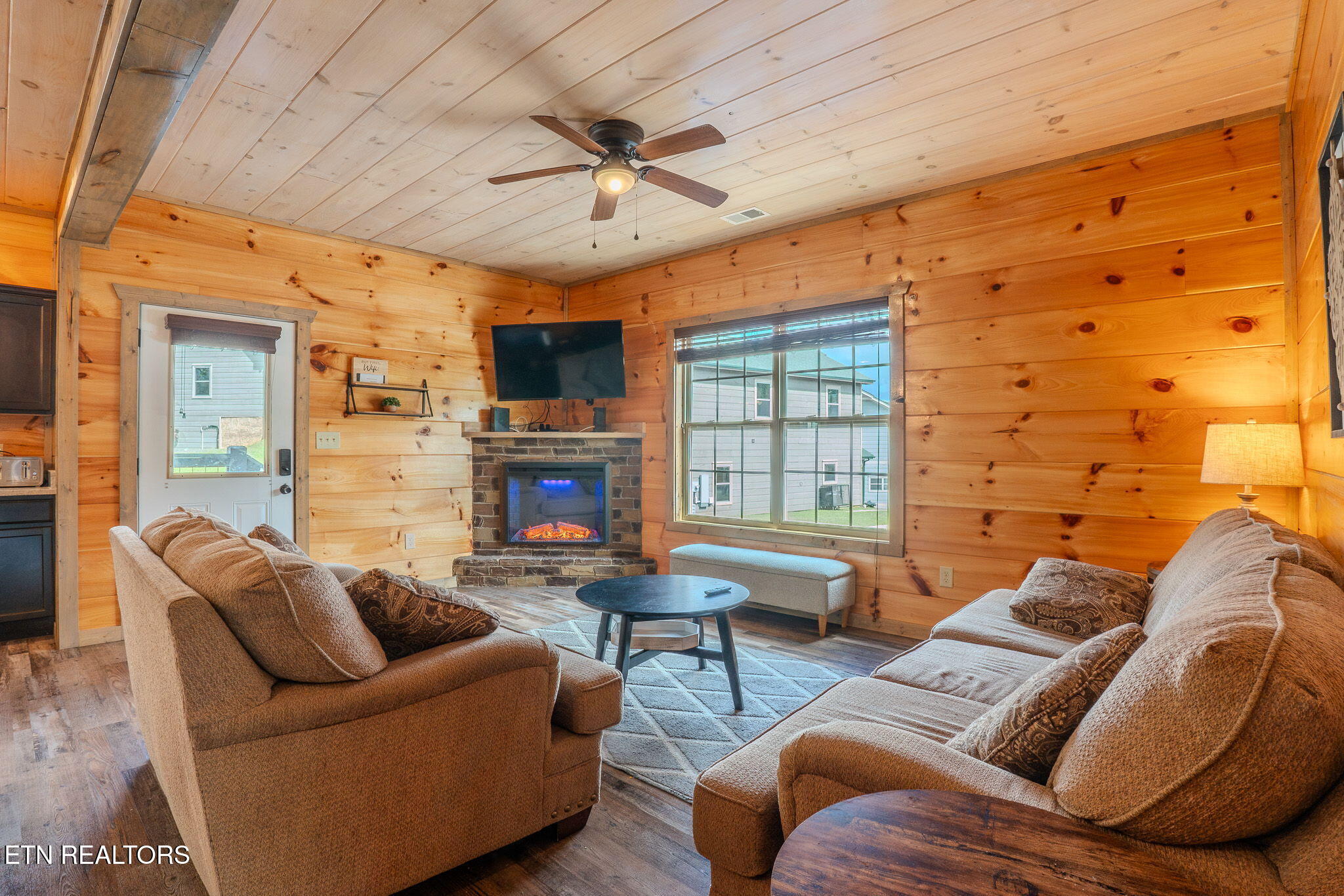 876 Osprey Way Pigeon Forge, TN 37863 - Photo 5 of 47 23-web-or-mls-DSC07694-HDR