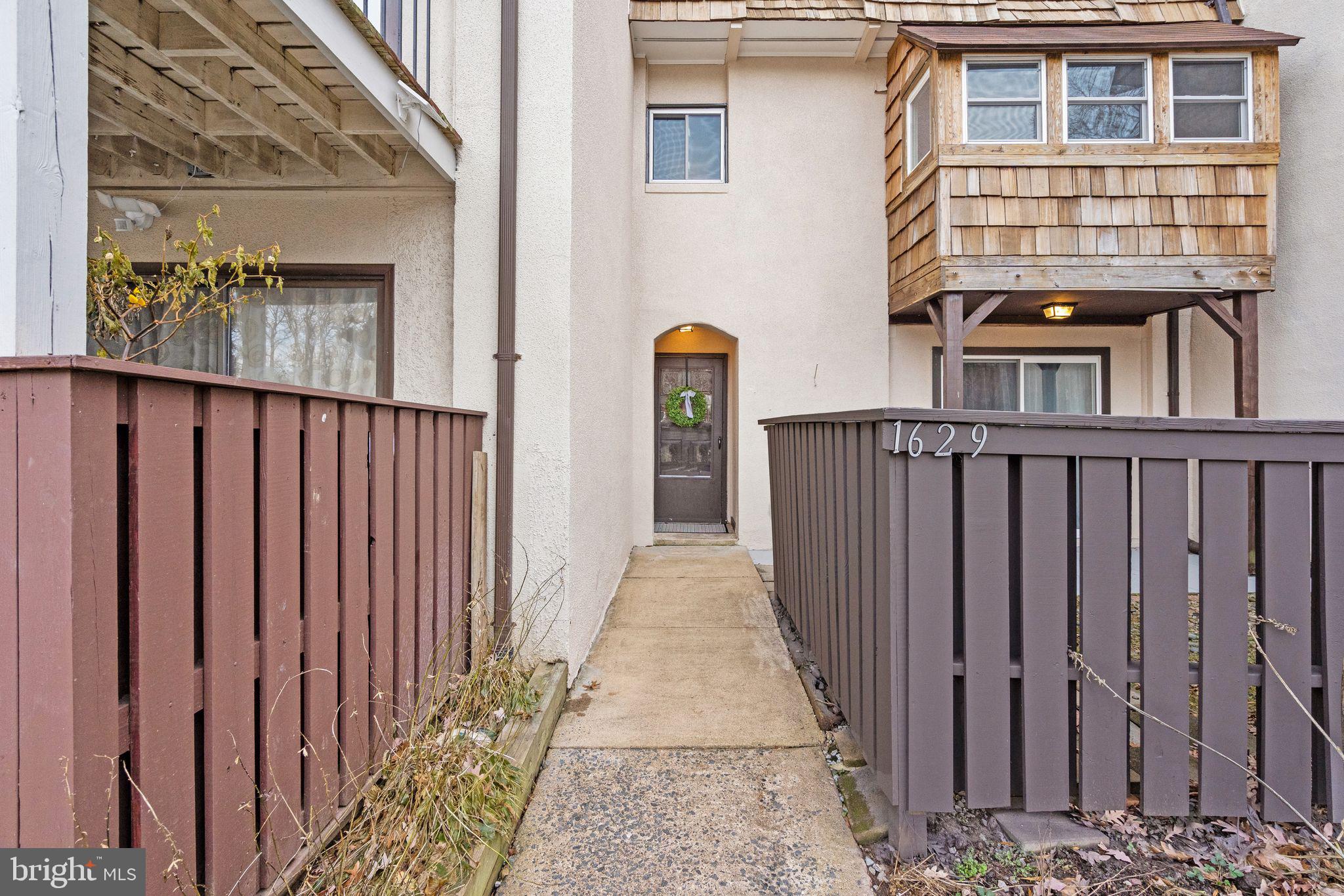 1629 Valencia Way Reston, VA 20190 - Photo 4 of 78
