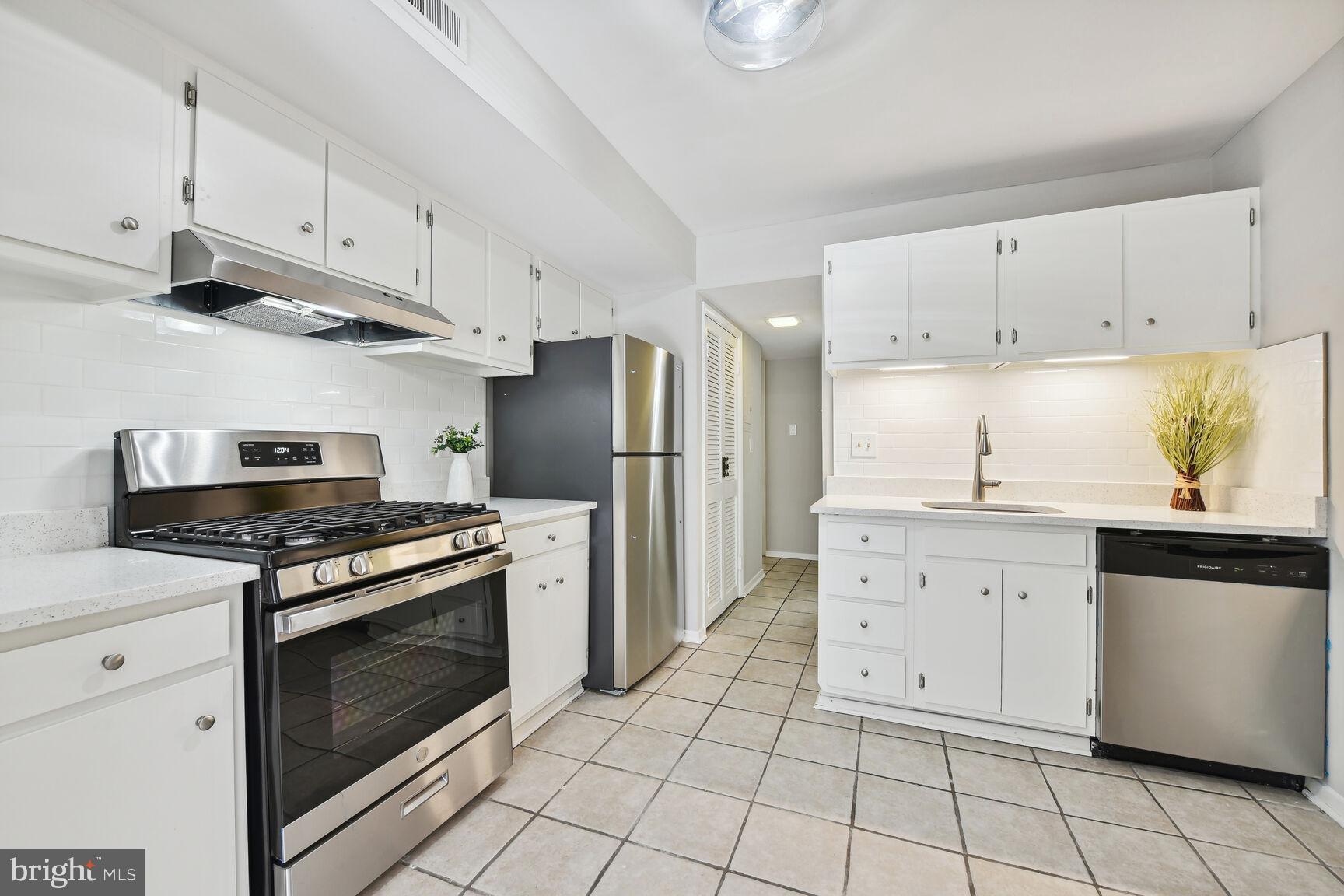 2063 Royal Fern Court, Unit 21BCON Reston, VA 20191 - Photo 2 of 33 All new appliances