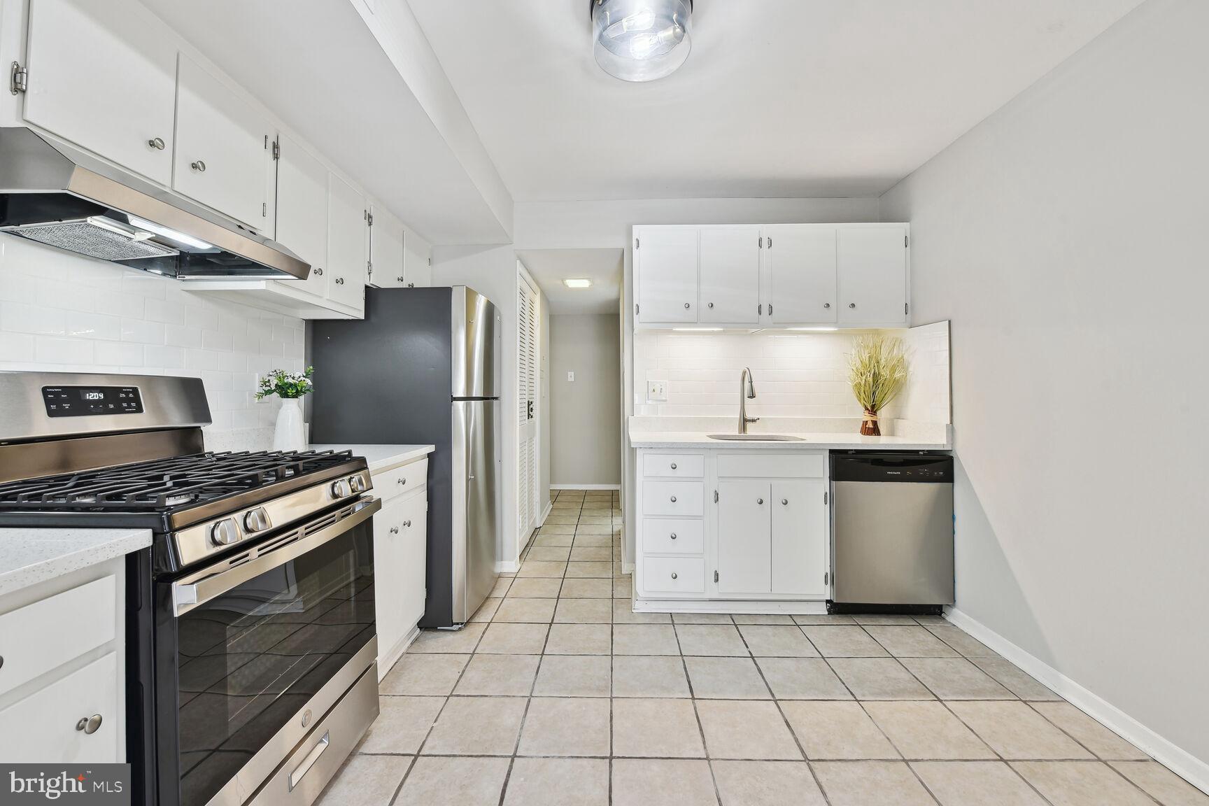 2063 Royal Fern Court, Unit 21BCON Reston, VA 20191 - Photo 3 of 33 New bright white sparkling granite countertops