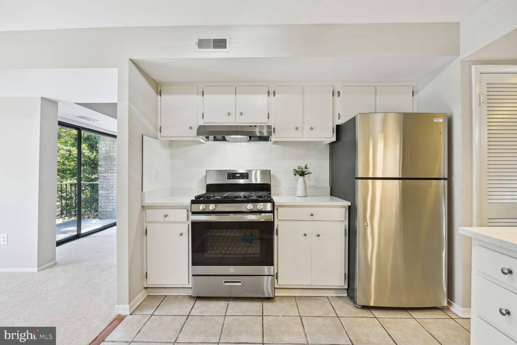 2063 Royal Fern Court, Unit 21BCON Reston, VA 20191 - Photo 5 of 33 Bright and welcoming
